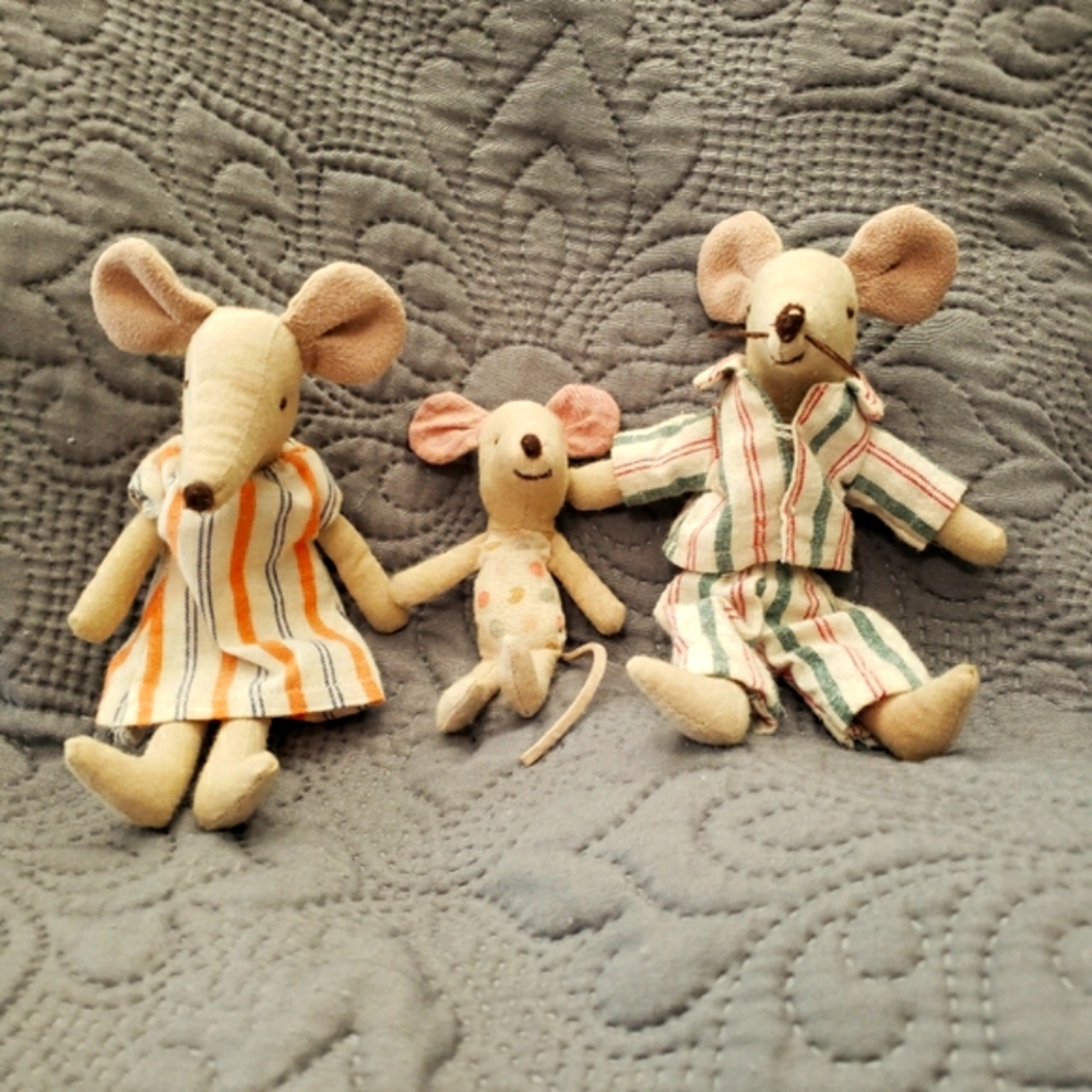 Maileg Bundle - 9 pieces! Mum & Dad & Little Sister! 2 Boxes & bedding included!